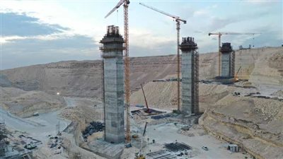 بين جبلين وارتفاعه تخطى 80 مترًا.. تفاصيل إنشاء أعلى كوبري في مصر بمنطقة مايو │ صور