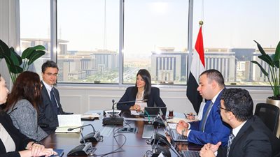 المشاط تناقش تعزيز الشراكات في مجال التدريب المهني والتعليم الفني مع وفد البنك الدولي