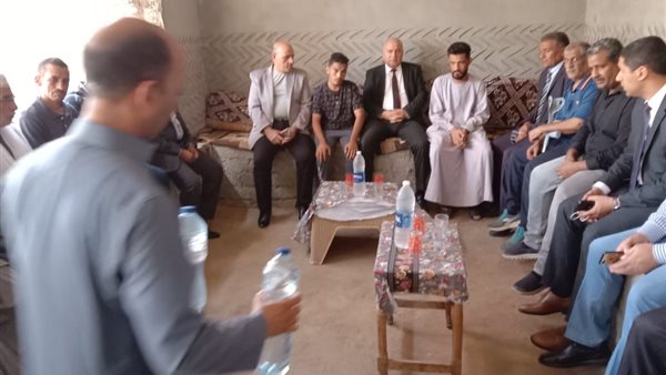 محافظ قنا يقدم واجب