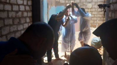 بعد 3 ساعات من محاولة انتشاله.. إنقاذ شاب من بئر انهارت عليه خلال الحفر في قنا