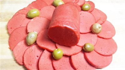 طريقة عمل اللانشون بالبيض والدقيق ووصفة بالجبن المثلثات.. السر في التسوية 