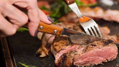 هل يزيد تناول اللحوم من خطر الإصابة بسرطان القولون والمستقيم؟
