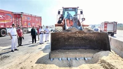 الكاوتش طار.. انقلاب سيارة محملة بالرمال على الطريق الإقليمي بالمنوفية