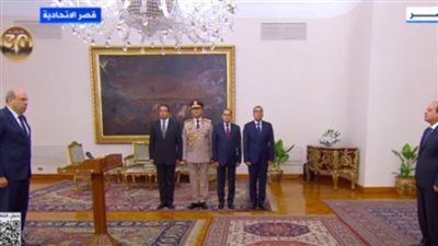 سامح الحفني يؤدي اليمين الدستورية أمام الرئيس السيسي وزيرا للطيران