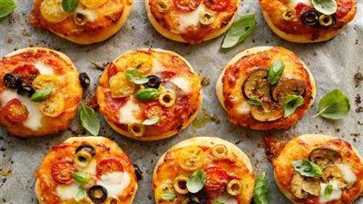 جاهزة في أي وقت.. طريقة عمل ميني بيتزا بعجينة الـ10 دقائق 