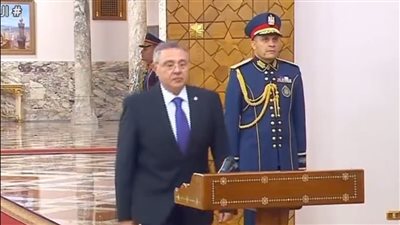 بعد تجديد الثقة.. عمرو حنفي يؤدي اليمين الدستورية محافظا للبحر الأحمر