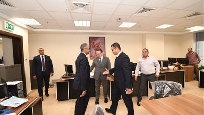 وزير الإسكان يتفقد مكاتب القطاعات المختلفة بالوزارة ويطالب الموظفين بمواصلة جهود التنمية