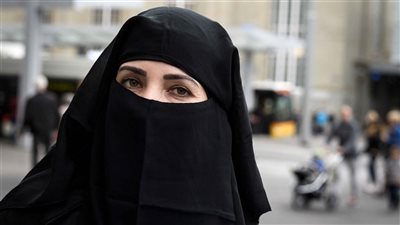 أزهري: النقاب يمنع التواصل بين المعلمة والطلاب