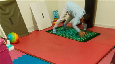 أم تستغيث لعلاج نجلها من مرض ضمور العضلات دوشين بالبحيرة: والده من ذوي الاحتياجات الخاصة