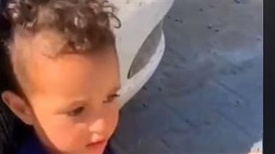 الكرامة تنتصر على الجوع.. طفل فلسطيني بإناء فارغ يشعل مواقع التواصل الاجتماعي