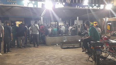 تكدس المواطنين أمام صيدلية الإسعاف حتى الفجر لشراء نواقص الأدوية| صور