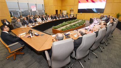 وزير الإسكان يعقد أول اجتماع له بقيادات الوزارة.. وينقل لهم تكليفات الرئيس السيسي