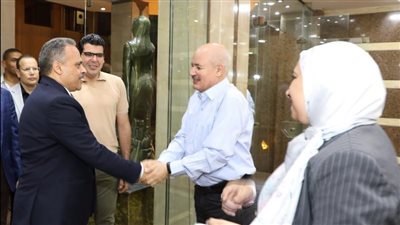 جولة واجتماع ومحلات مغلقة.. تفاصيل أول يوم عمل لـ محافظ الشرقية الجديد