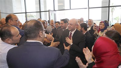 في أول يوم بعد تجديد الثقة.. استقبال حافل لمحافظ بني سويف بالديوان العام