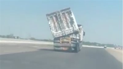 فحص أمني لفيديو سائق سيارة نقل عرض حياة المواطنين للخطر| فيديو