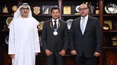 بعد تجديد الثقة.. ياسر إدريس يهدي وزير الشباب والرياضة قلادة اللجنة الأولمبية