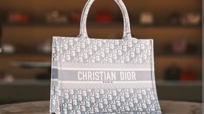 الحقيبة تباع بـ2780 دولارا.. تحقيقات تكشف تورط شركتي ديور وأرماني: التكلفة 57 دولارا فقط والخامات مغشوشة