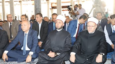 وزير الأوقاف ومحافظ القاهرة يؤديان صلاة الجمعة بمسجد عمرو بن العاص | صور