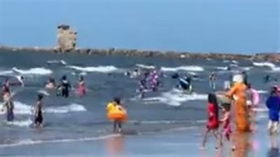 تزامنًا مع العطلة الأسبوعية.. إقبال كبير من المصطافين على شواطئ بورسعيد | بث مباشر