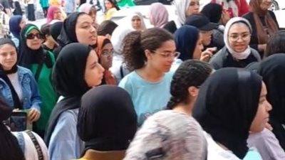 لمنع الغش.. تفتيش طالبات الثانوية العامة أمام اللجان قبل بدء امتحاني الكيمياء والجغرافيا| صور