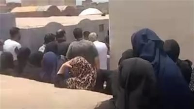 سيبوني قاعدة مع حبيبي.. انهيار والدة أحمد رفعت لاعب مودرن سبورت أمام قبره بعد دفنه | بث مباشر