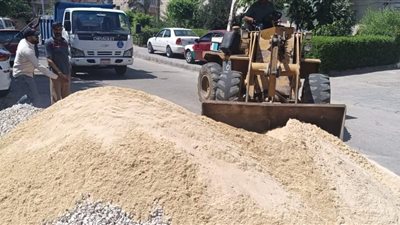 إزالة فورية لمخالفات البناء والتحفظ علي معدات المقاولين ومواد البناء بدمياط الجديدة 