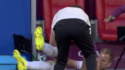 جاريث ساوثجيت ينقذ هاري كين من إصابة قوية | فيديو