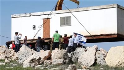 في خطوة استفزازية.. مستوطنون يضعون منزلًا متنقلًا على أراضي الفلسطينيين في مسافر يطا بالخليل