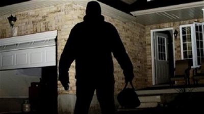 سرقة 100 ألف جنيه وطبنجة من داخل فيلا مدير نجدة القاهرة الأسبق.. ونجله يتهم الغفير وزوجته