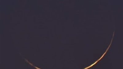 يبتعد عن وهج الشمس.. هلال شهر محرم يزين سماء الوطن العربي 