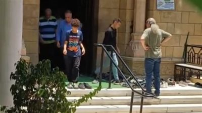 غياب نجوم الفن عن جنازة شيخ المصورين عصام فريد بمسجد الفاروق بالمعادي | بث مباشر