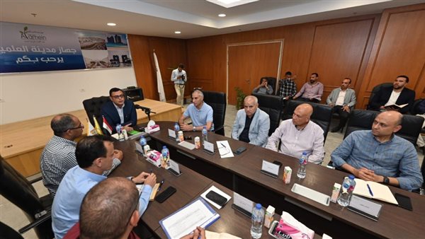 وزير الإسكان يجتمع