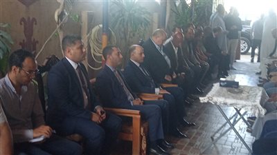 موته أثر فينا كلنا.. محافظ كفر الشيخ يقدم واجب العزاء لأسرة الراحل أحمد رفعت