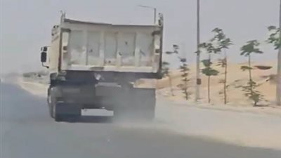 القبض على سائق سيارة نقل ثقيل لقيادتها برعونة أعلى محور المريوطية 