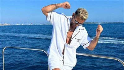 بعد القميص الشفاف والحلق.. أحمد سعد يثير الجدل مجددًا بارتدائه خلخالًا