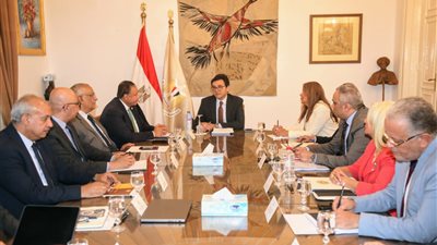 خلال اجتماع بقيادات الوزارة.. وزير الثقافة يكشف ملامح المرحلة المقبلة| صور 