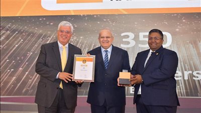 الخشت يتسلم شهادة حصول جامعة القاهرة على المركز الأول في مصر بتصنيف QS البريطاني