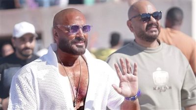 حليق الرأس وبـ فورمة الساحل.. تامر حسني يشوق جمهوره لأحدث أعماله بـ لوك جديد