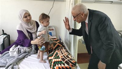 محافظ شمال سيناء يزور المرضى الفلسطينيين في مستشفى العريش العام