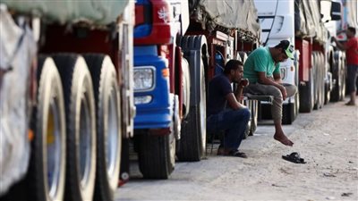 اصطفاف شاحنات المساعدات الإنسانية تمهيدًا لدخولها من الأراضي المصرية إلى قطاع غزة عبر معبر كرم أبو سالم