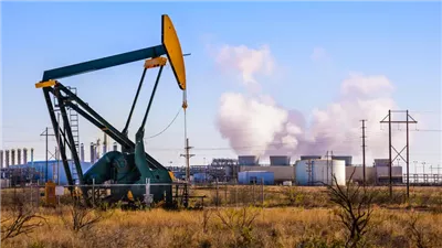 النفط يرتفع مع تراجع المخزونات الأمريكية وتشديد العقوبات على روسيا