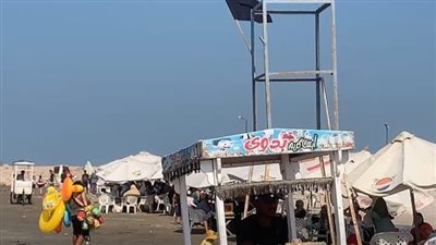 السباحة خطر.. رفع الرايات السوداء على شواطئ بورسعيد وعزوف المصطافين بسبب ارتفاع الأمواج | بث مباشر