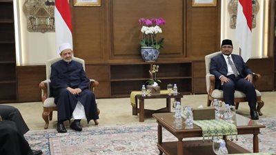 وسط مراسم استقبال رسمية.. شيخ الأزهر يصل إندونيسيا في ثالث محطات جولته الآسيوية