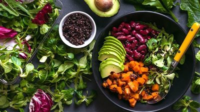 خبراء: العادات الغذائية قد تؤثر على الصحة العقلية للأفراد 