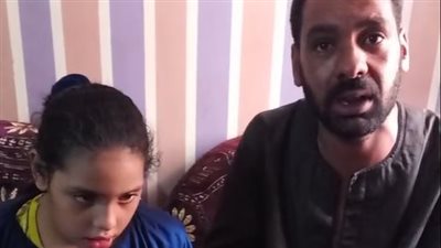 رب أسرة بأسيوط يستغيث لعلاج ابنته مريضة ضمور العضلات: تحتاج علاج بـ 1500 في الشهر| بث مباشر