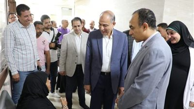 محافظ المنيا يوجه بتوفير أماكن لانتظار أهالي المرضى خلال تفقده عددًا من المستشفيات