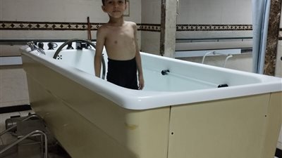 أم تستغيث لعلاج طفلها المصاب بضمور العضلات دوشين: عايش على المسكنات وحالته في تدهور