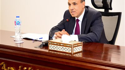 وزير الخارجية يجتمع بقيادات الوزارة.. ويؤكد على الاهتمام بالدور التنموي والاقتصادي للوزارة 