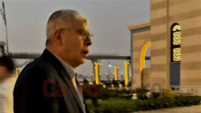 أحمد شوبير يصل مسجد المشير لتقديم واجب العزاء في أحمد رفعت | صور