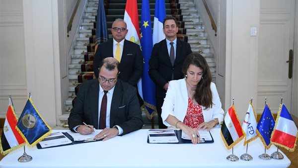 خلال التوقيع